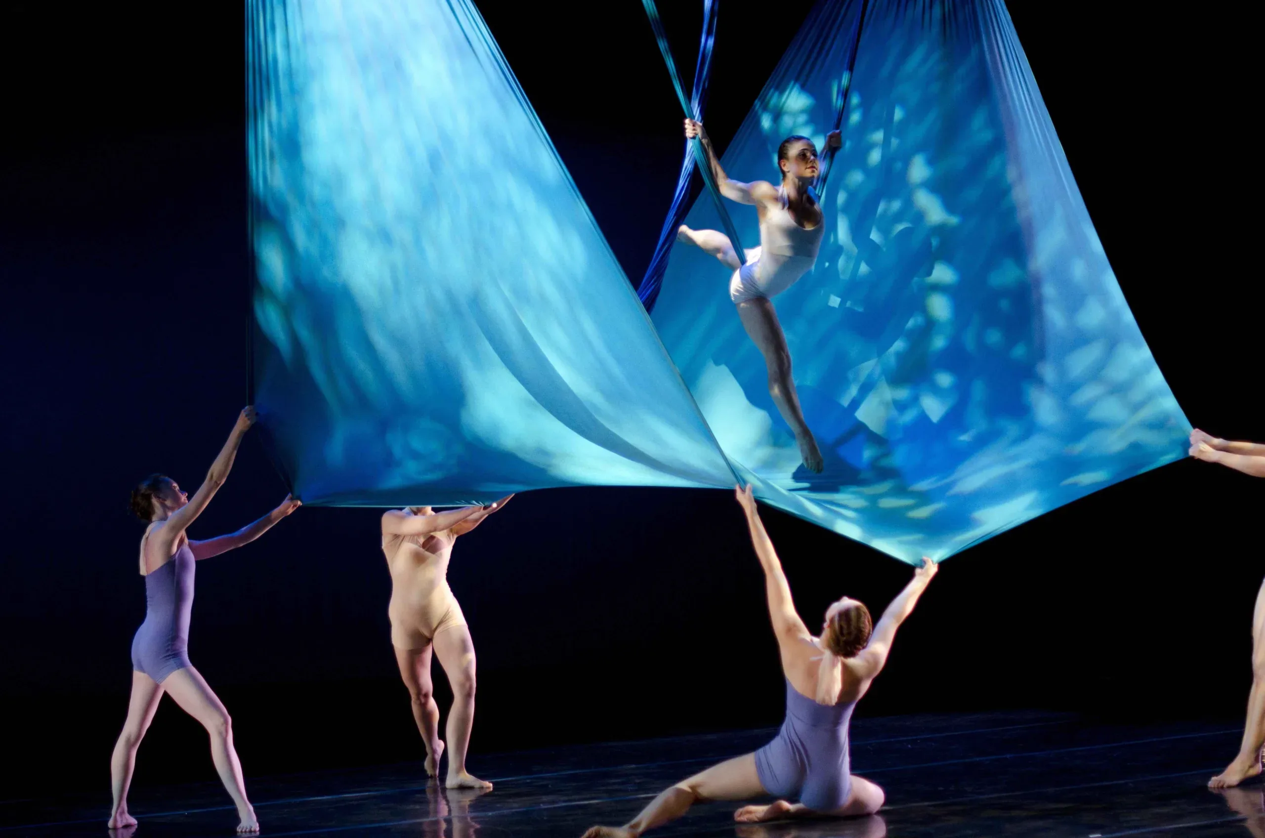 Танец с полотнами: искреннее движение и магия цвета